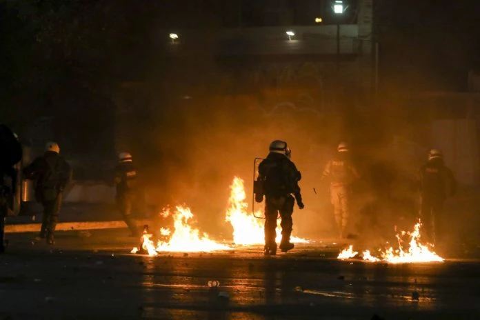 Πετούσαν μολότοφ από τα μπαλκόνια στα Εξάρχεια! – Βίντεο